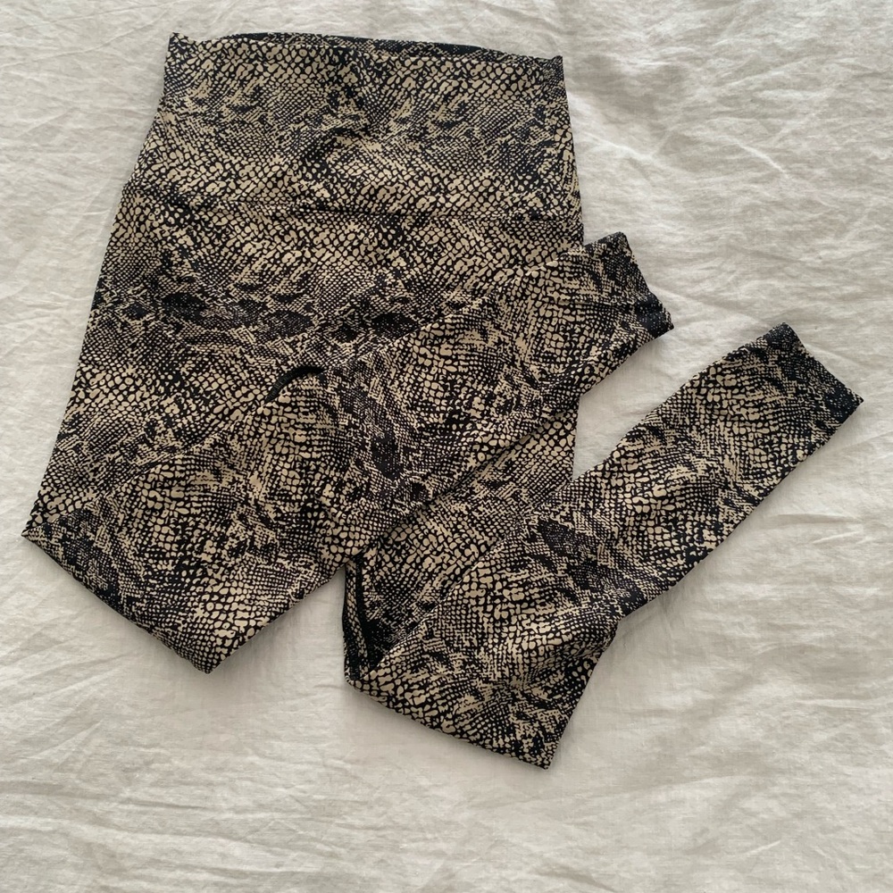 K Deer Snakeskin Sneaker Length Leggings. Size M